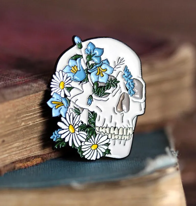 Codex Anatomicus Enamel Pins^Skull with flowers - Enamel pin